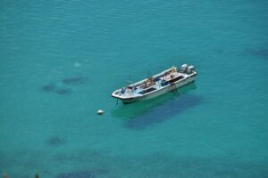 柏島の海の透明度を表す「船が浮いているように見える」画像