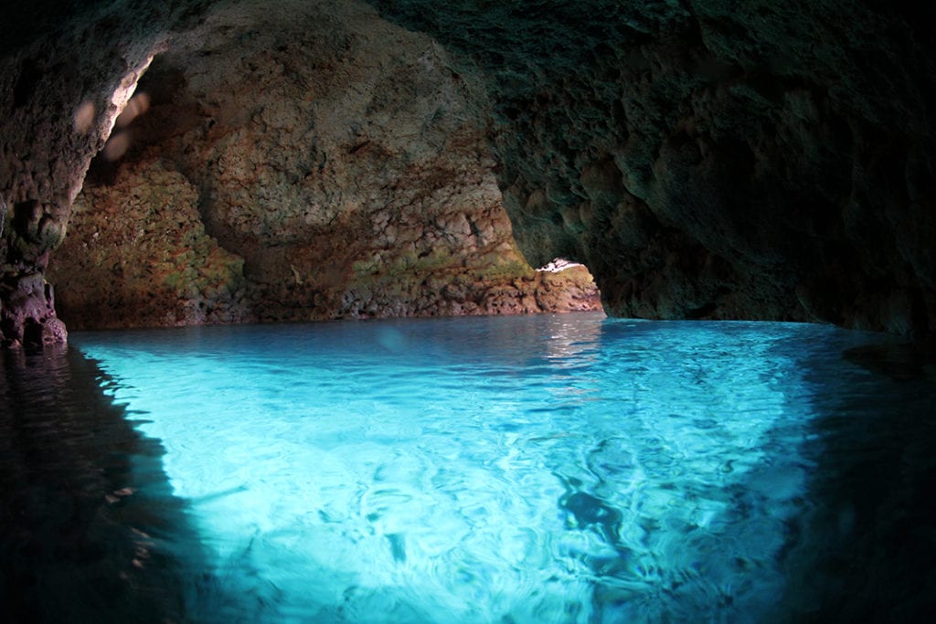 真栄田岬にある青の洞窟 